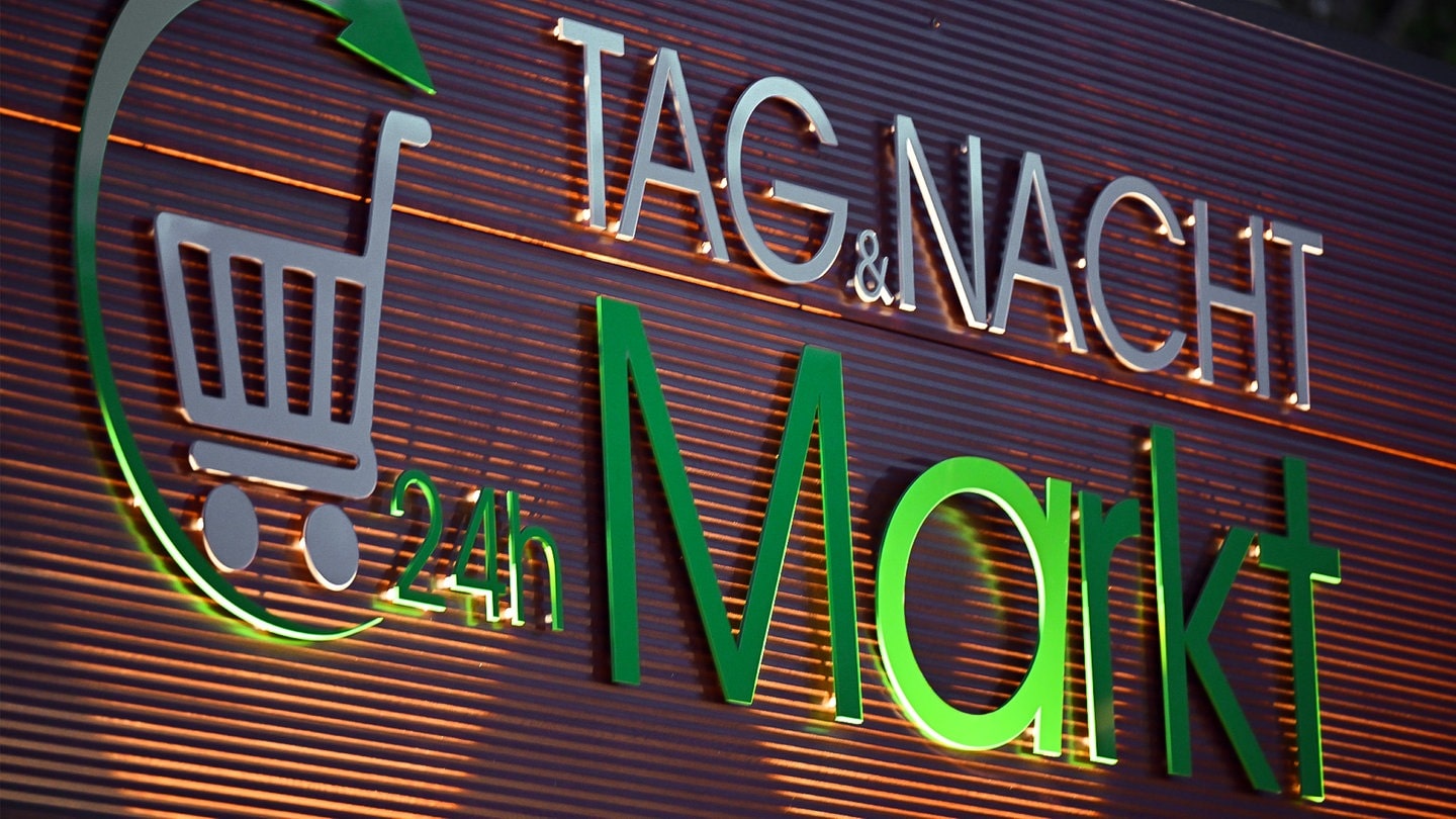 Chancen und Herausforderungen der Liberalisierung der Öffnungszeiten und ihre Auswirkungen auf Arbeitsplätze sowie gesellschaftliches Leben