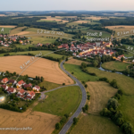 Luftbild-Infografik: Dörfer mit Entfernungen zum Supermarkt und markiertem Nahversorger.